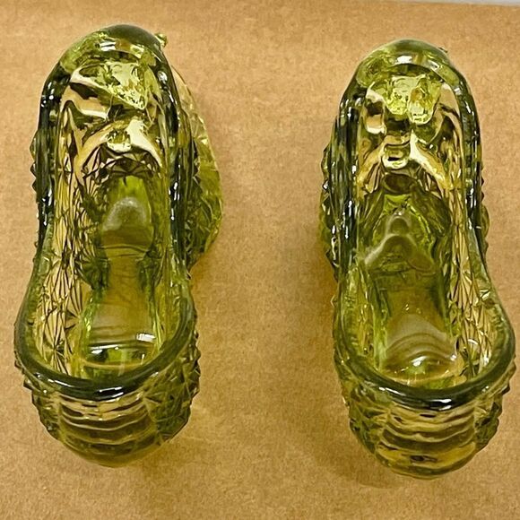 Vintage Clear Avocado Green Starburst Pinwheel Fan Pressed Art Glass Shoes - Picture 13 of 16